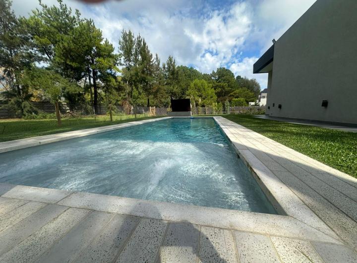 Casa · 220m² · 4 Ambientes · 2 Cocheras
