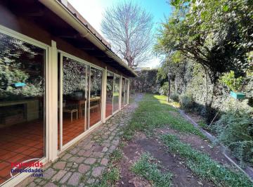 Casa · 220m² · 5 Ambientes · ¡Venta Casa C/2 Plantas, Quincho y Jardín! Apto Edificio