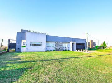Casa de 6 ambientes, La Plata · Casa en Venta - Barrio Cerrado "La Hermosura"