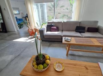 Casa · 192m² · 5 Ambientes · 1 Cochera · Casa en Alquiler Quinta Italia 2 Dorm. 2 Baños Pileta