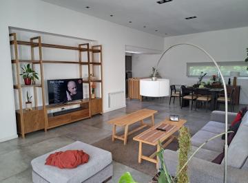 Casa · 192m² · 5 Ambientes · 1 Cochera · Casa en Alquiler Quinta Italia 2 Dorm. 2 Baños Pileta Amoblado