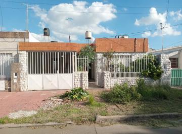 Fachada · Casa - 2 Dorm. - Cochera - Alberdi!