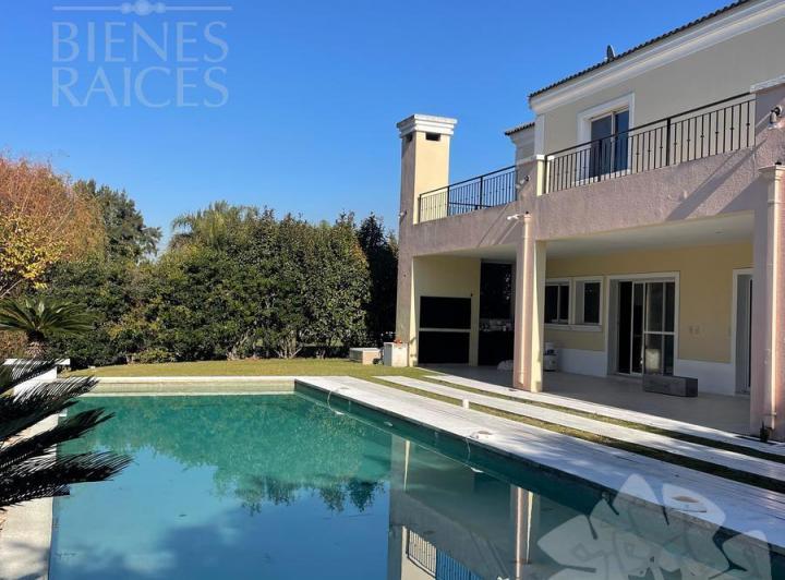 Casa · 287m² · 4 Ambientes · 6 Cocheras
