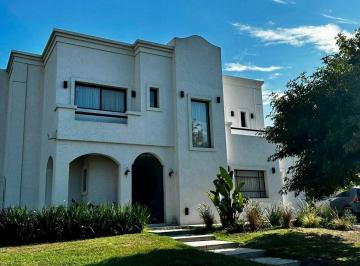 Casa · 217m² · 5 Ambientes · Venta Casa 5 Amb Vista Al Golf El Canton Golf