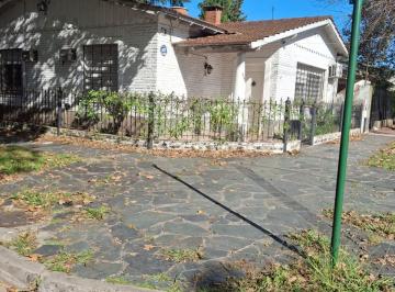 Casa de 4 ambientes, Almirante Brown · Linda Esquina de 3 Dorm. y Cochera