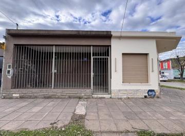 Casa · 130m² · 3 Ambientes · 2 Cocheras · Casa 3 Ambientes con Local en Merlo