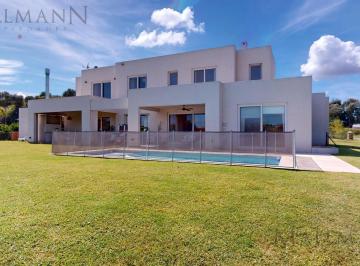 Casa · 330m² · 8 Ambientes · 1 Cochera · Venta Casa en Pilará en La Calesa Vista Golf 4 Dorm.