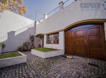 Casa · 216m² · 4 Ambientes · 1 Cochera · Casa 4 Ambientes con Jardín y Piscina en 2 Plantas en Villa Pueyrredón.