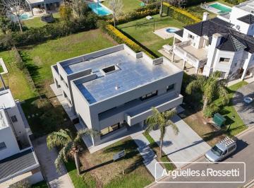 Casa · 254m² · 5 Ambientes · 2 Cocheras · Casa en Funes Hills Cadaqués