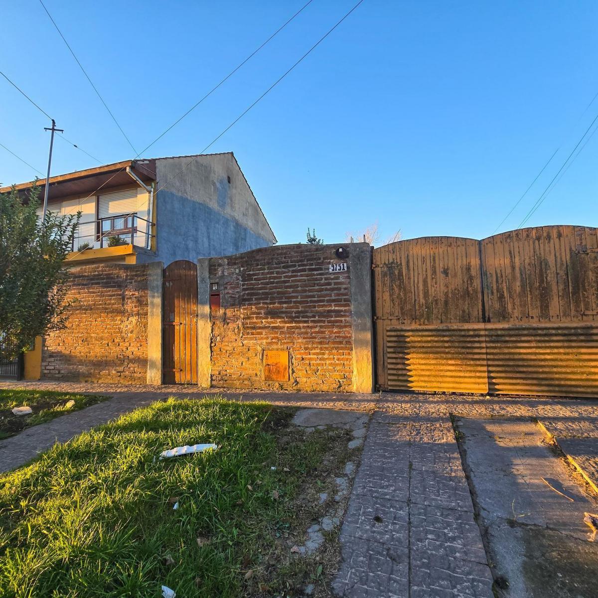 Casa cuatro ambientes con parque y entrada para varios autos descubierta