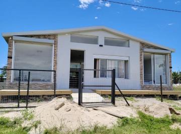 Casa · 600m² · 4 Ambientes · Casa en Alquiler de 3 Dorm. y 2 Baños con Patio en Colonia del Sacramento