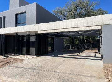 Casa · 200m² · 8 Ambientes · 2 Cocheras · Patagonia Home. Alquiler Casa 3 Dorm.