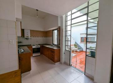 Imagen 1 - Casa de pasillo única de 3 dormitorios en dos plantas, con patios y terraza en Suipacha y 3 de Febre - · Casa de Pasillo Única de 3 Dorm. en Dos Plantas, con Patios y Terraza en Suipacha y 3 de Febre