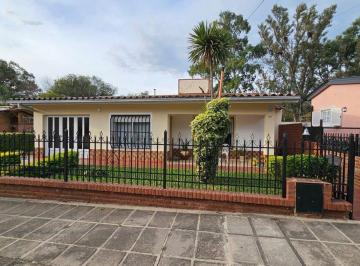 Casa · 244m² · 8 Ambientes · 2 Cocheras · Venta Casa 3 Dor Quincho Patio en Villa Carlos Paz