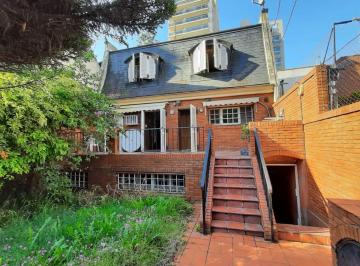 Oficina comercial · 338m² · 2 Cocheras · Alquiler Casa 8 Ambientes en Quilmes