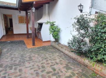 Casa · 97m² · 4 Ambientes · 1 Cochera · ¡Este Puede Ser Tu Hogar! Dúplex con Jardín - Cochera - Dos Dorm. - Escritorio. en Venta.