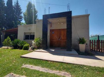 Casa · 120m² · 3 Ambientes · 1 Cochera · Venta de Casa con Pileta Rodeo del Medio Maipu