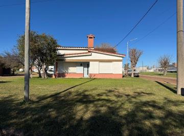 Casa · 160m² · 3 Dormitorios · 2 Cocheras · Vendo Casa Tipo Chalet en Caseros, Entre Ríos.