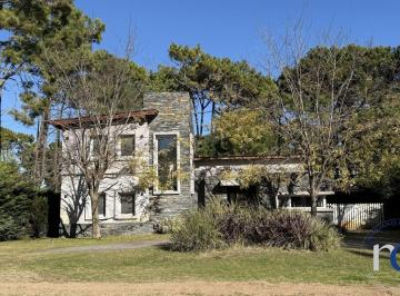 DEI-DEI-1760_2 · Casa en Venta 4 Dorm. en Pinamar Zona Álamos