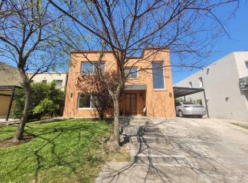 Casa · 210m² · 4 Ambientes · 2 Cocheras · Casa en Alquiler en Tipas, Nordelta, Tigre