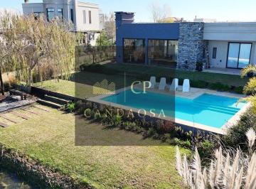 Casa · 244m² · 4 Ambientes · 2 Cocheras · Casa en El Naudir