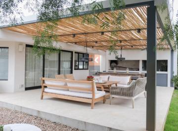 Foto1 · Venta Casa en Barra de Carrasco con Jardín y Parrillero