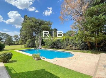 Casa · 283m² · 5 Ambientes · 3 Cocheras · Impecable Propiedad Al Golf Sobre 1115 m² - Highland Park