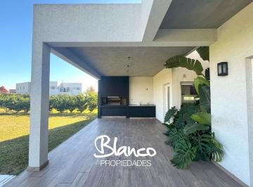 Casa · 300m² · 5 Ambientes · 2 Cocheras · Casa en Alquiler en Ayres Plaza, Pilar, G. B. a. Zona Norte