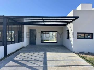 Casa · 130m² · 3 Dormitorios · Casa Duplex en Venta - 3 Dorm. y Patio - San Ignacio Manantiales
