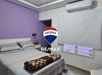 Casa · 90m² · 8 Ambientes · 1 Cochera · Casa 3 Dorm. Venta Barrio Huaico C/quincho