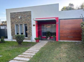 Casa · 130m² · 5 Ambientes · 2 Cocheras · Venta Casa en Lezica 3 Dorm. Garaje Jardín