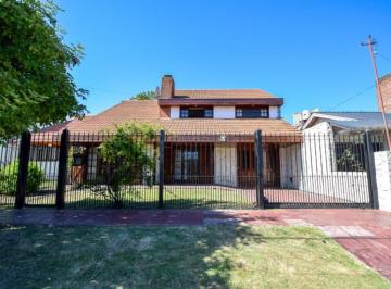 Casa · 232m² · 5 Ambientes · 3 Cocheras · Venta Casa 5 Ambientes, con Gran Parque y Garaje