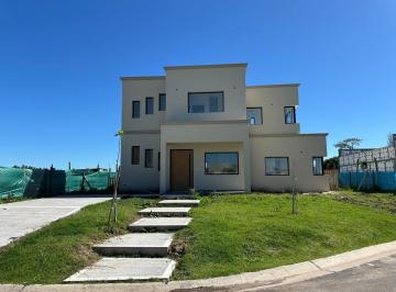 Casa · 142m² · 4 Ambientes · Casa en Venta en Santa Elisa, Pilar del Este, Pilar