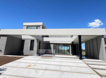 Casa · 240m² · 4 Ambientes · 2 Cocheras · Casa en El Cantón Golf