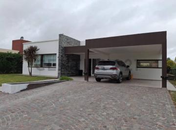 Casa · 160m² · 4 Ambientes · 1 Cochera · Casa Amoblada en Alquiler Santa Juana Canning