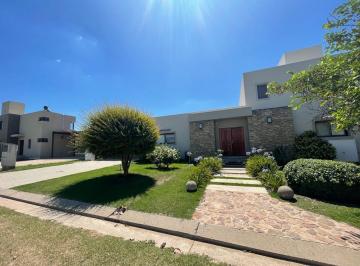 Casa · 301m² · 4 Dormitorios · 2 Cocheras · Córdoba - Rio Ceballos - Bela Vista - Ruta E53