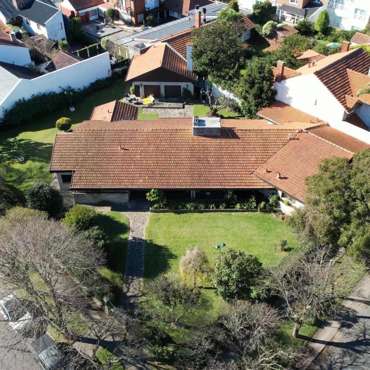 Gran chalet en venta en una de las mejores esquinas del Barrio Los Troncos