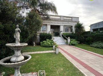 Casa de 5 ambientes, San Andrés de Giles · Casa Céntrica con un Estilo Único en La Ciudad de San Andrés de Giles