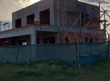 Casa · 248m² · 6 Ambientes · Casa en Venta - 5 Dorm. 4 Baños - 1.360 m² - La Plata