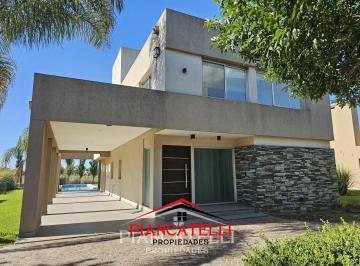 Casa · 1050m² · 4 Ambientes · 3 Cocheras · Venta y Alquiler de Casa con 4 Ambientes en Terravista