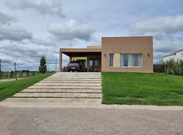 Casa · 135m² · 4 Ambientes · 2 Cocheras · Venta Casa Santa Clara Bajas Expensas