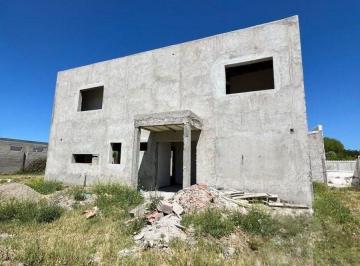 Casa · 194m² · 5 Ambientes · 1 Cochera · Venta Casa en Construcción B° Piedras Blancas