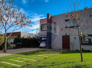Casa · 260m² · 6 Ambientes · 3 Cocheras · Casa 6 Ambientes - Pilar del Este, Santa Guadalupe