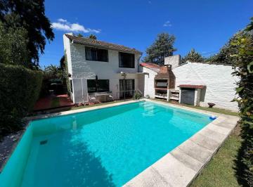 Casa · 93m² · 3 Ambientes · 2 Cocheras · Casa en Barrio Parque Alvear I con Pileta