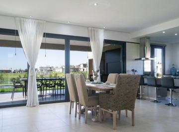 Casa · 220m² · 4 Ambientes · 2 Cocheras · Casa en Venta en Lares de Canning con Piscina