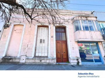 Casa · 252m² · 8 Ambientes · Casa con Local Comercial en Plena Av España