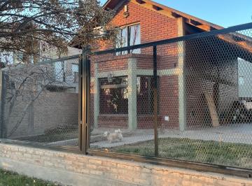 Casa de 4 ambientes, Cinco Saltos · Casa Estilo Cabaña Frente Ruta 151