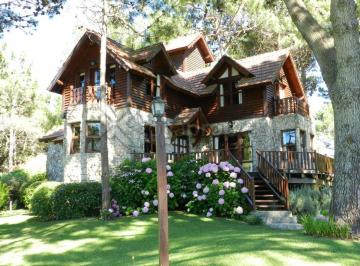 frente · Cariló, Casa 3 Dorm. 3 Baños, Jacuzzi Climatizado, Home Theater