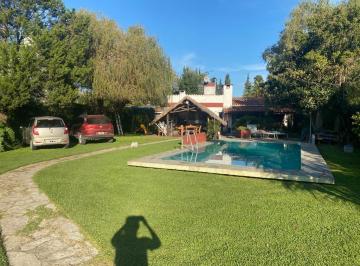 hermoso jardin parquizado con piscina · Casaquinta 4 Amb Piscina 950 m de Tno! El Trébol