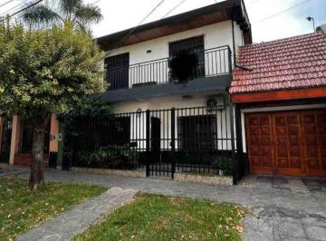 Casa de 4 ambientes, Tres de Febrero · Chatet con Fondo Parquizado